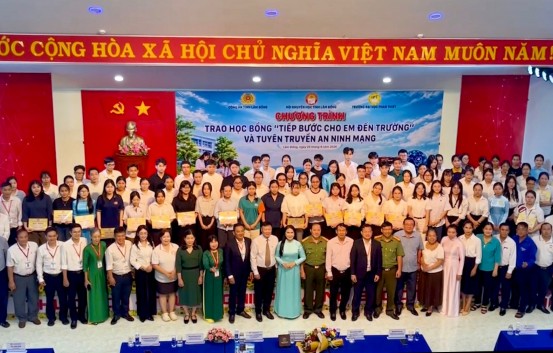 Trao học bổng gần 3 tỷ đồng cho 245 sinh viên khó khăn ở phía Đông Lâm Đồng