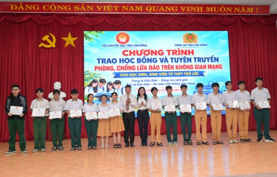 Trao 83 suất học bổng cho học sinh khó khăn khu vực Đông Lâm Đồng 