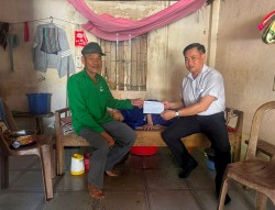 Thăm, tặng quà gia đình chính sách, gia đình có hoàn cảnh khó khăn