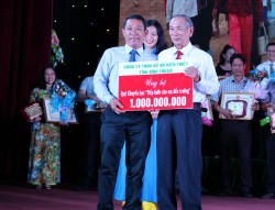 Lễ tiếp nhận ủng hộ, trao học bổng 