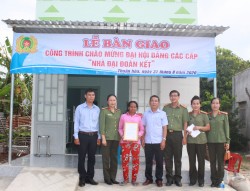 Trao nhả đại đoàn kết cho hộ đồng bào dân tộc thiểu số