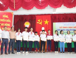 Trao học bổng Tiếp bước đến trường cho học sinh trên địa bàn TP. Phan Thiết