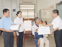 Công TNHH MTV Xổ số kiến thiết Bình Thuận: Tặng 10 triệu đồng cho “người ẵm con đi bán vé số”