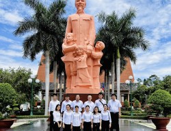 Chi bộ Hành chính - Quản trị và Tổ chức - Lao động tiền lương trực thuộc Đảng bộ Công ty TNHH Xổ số kiến thiết Bình Thuận đã về dâng hương viếng Chủ tịch Hồ Chí Minh, nhân kỷ niệm 132 năm ngày sinh của Người (19/5/1890 - 19/5/2022)