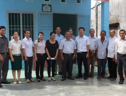 Trao tặng nhà đại đoàn kết cho hộ nghèo nuôi trẻ mồ côi có hoàn cảnh khó khăn