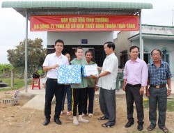 Trao nhà tình thương cho hộ bà Loan