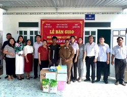 Trao nhà Đại đoàn kết cho hộ nghèo xã Phan Dũng