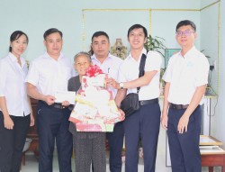 Công ty Xổ số kiến thiết Bình Thuận: Thăm, tặng quà tết cho hộ nghèo, hộ gia đình chính sách