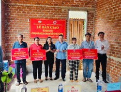 Trao Nhà Đại đoàn kết - Công ty TNHH Xổ số kiến thiết  Bình Thuận chung tay lan tỏa yêu thương