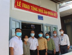 Trao nhà đại đoàn kết cho hộ nghèo