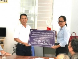 Thăm và tặng quà cho các cụ người có công