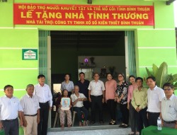 Trao 3 nhà tình thương cho người khuyết tật