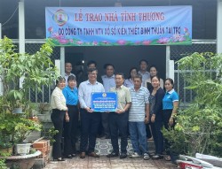 Trao 2 căn nhà tình thương cho hộ nghèo