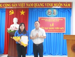 LỄ KẾT NẠP ĐẢNG VIÊN MỚI CHI BỘ PHÒNG TÀI CHÍNH - KẾ TOÁN