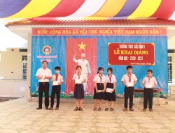 Trao học bổng cho học sinh nhân dịp khai giảng