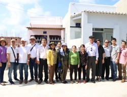  Sáng ngày 09/3/2019, Công ty TNHH Xổ số kiến thiết Bình Thuận phối hợp với  Công ty TNHH Xổ số kiến thiết Đồng Tháp  tổ chức trao 3 căn nhà đại đoàn kết cho các hộ nghèo có hoàn cảnh đặc biệt khó khăn tại huyện Phú úy tỉnh Bình Thuận