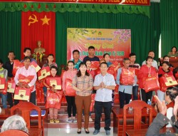 Trao 200 phần quà cho người dân thôn Suối Máu