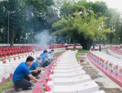 Dâng hương viếng các anh hùng liệt sĩ nhân kỷ niệm 77 năm ngày Thương binh - Liệt sỹ (27/7/1947 - 27/7/2024)