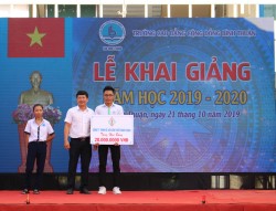 Trao tặng 20 suất học bổng cho các em sinh viên có hoàn cảnh khó khăn, đạt thành tích cao trong học tập .