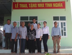 Trao nhà tình nghĩa cho thương binh Hồ Kim Nguyên