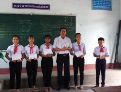 TẶNG QUÀ NGƯỜI NGHÈO KHỐI THI ĐUA 11 NĂM 2018