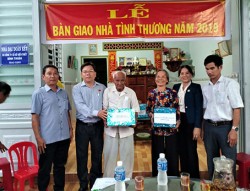 Trao nhà đại đoàn kết cho hộ nghèo