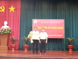 ĐẢNG BỘ CÔNG TY TNHH XỔ SỐ KIẾN THIẾT BÌNH THUẬN TỔ CHỨC LỄ TRAO TẶNG HUY HIỆU ĐẢNG CHO ĐẢNG VIÊN