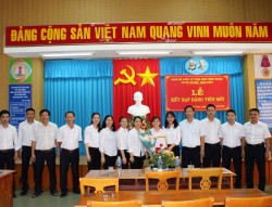 Lễ kết nạp đảng viên mới Chi bộ phòng Tài chính - Kế toán và Chi bộ Tổ chức - Hành chính