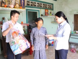 Thăm và tặng quà gia đình chính sách quý III/2017 nhân dịp kỷ niệm 70 năm ngày thương binh liệt sỹ (27/7/1947 - 27/7/2017)