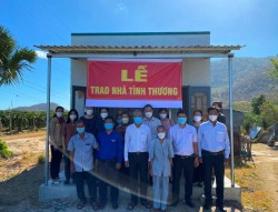 Trao nhà tình thương cho hộ nghèo