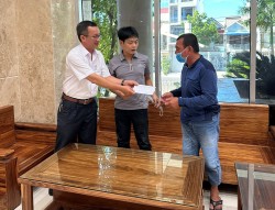 Công ty TNHH Xổ số kiến thiết Bình Thuận  trao tặng tiền hỗ trợ người có hoàn cảnh khó khăn