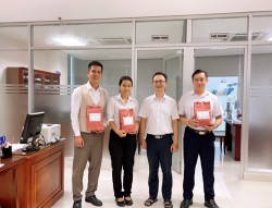 PHÒNG TỔ CHỨC - LAO ĐỘNG TIỀN LƯƠNG TẶNG QUÀ CHO CÁC CHÁU THIẾU NHI NHÂN NGÀY QUỐC TẾ THIẾU NHI 1/6