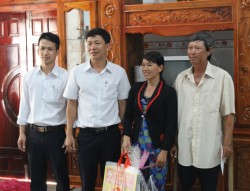 THĂM VÀ TẶNG QUÀ GIA ĐÌNH CHÍNH SÁCH QUÝ I/2017