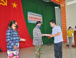 Trao tiền hỗ trợ cho người bán vé số ở Hàm Thuận Nam