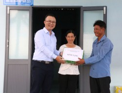  Trao nhà đại đoàn kết cho hộ nghèo tại địa bàn xã Thuận Quý, huyện Hàm Thuận Nam