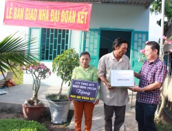 Công ty TNHH Xổ số kiến thiết tỉnh Bình Thuận trao nhà “Đại đoàn kết” cho đối tượng hộ nghèo trên địa bàn huyện Hàm Thuận Nam