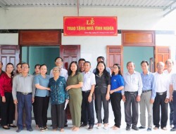 Trao tặng Nhà tình nghĩa cho bệnh binh