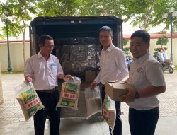 CHI ĐOÀN THANH NIÊN CÔNG TY XỔ SỐ KIẾN THIẾT BÌNH THUẬN TẶNG TẬP VỞ CHO CÁC CHÁU HỌC SINH CUỐI CẤP TRƯỜNG MẪU GIÁO ĐA MI, HUYỆN HÀM THUẬN BẮC