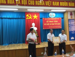 TRAO HUY HIỆU 30 NĂM TUỔI ĐẢNG