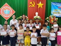 Trao học bổng “Tiếp bước cho em đến trường” 
