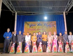 Trao quà cho người nghèo xã Mỹ Thạnh