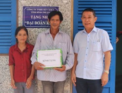 Bàn giao nhà đại đoàn kết cho hộ nghèo tại huyện Hàm Tân