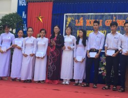 Trao học bỗng Tiếp bước cho em đến trường năm 2017