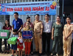 Trao nhà nhân ái cho hộ nghèo