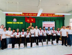 Chi bộ Phòng Kinh doanh trao quà cho học sinh có hoàn cảnh khó khăn thuộc trường THCS Phú Long
