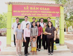 Trao 3 căn nhà đại đoàn kết cho hộ nghèo