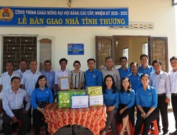 Bàn giao nhà tình thương cho đoàn viên công đoàn