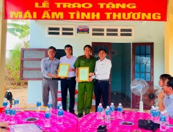 Trao nhà đại đoàn kết cho hộ nghèo