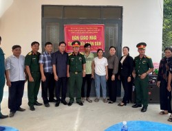 Trao nhà “Nghĩa tình quân dân” cho hộ nghèo