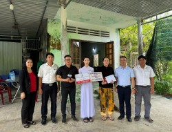 Trao học bổng “Tiếp bước đến trường”  trên địa bàn huyện Hàm Tân